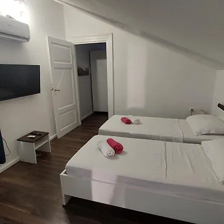 R&E Apartment Split Room photo
