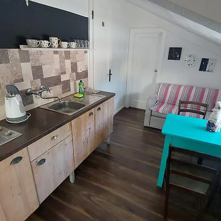 R&E Apartment Split Room photo