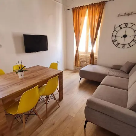 R&E Apartment Split Room photo